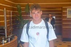 虎扑网址-S-埃斯波西托接受卡利亚里的体检：很高兴来到这里，加油卡利亚里