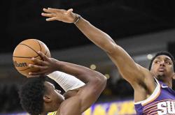 虎扑平台-湖人队布朗尼·詹姆斯解释投篮困难的原因