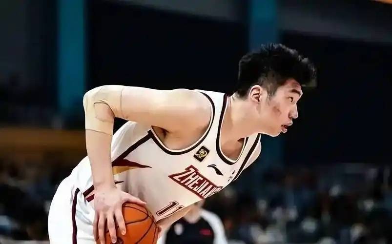 暂时离开CBA！余嘉豪留洋月薪约16710元，远低于在国内600万年薪