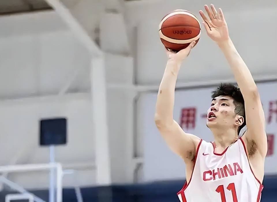 暂时离开CBA！余嘉豪留洋月薪约16710元，远低于在国内600万年薪