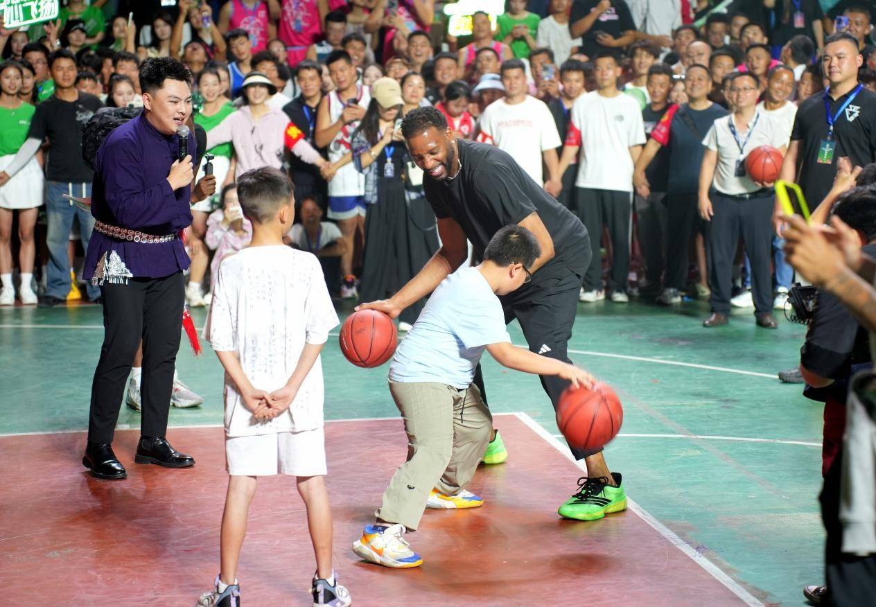 从NBA到“村BA” 麦迪现身贵州乡村球场 篮球精神在乡土生根发芽