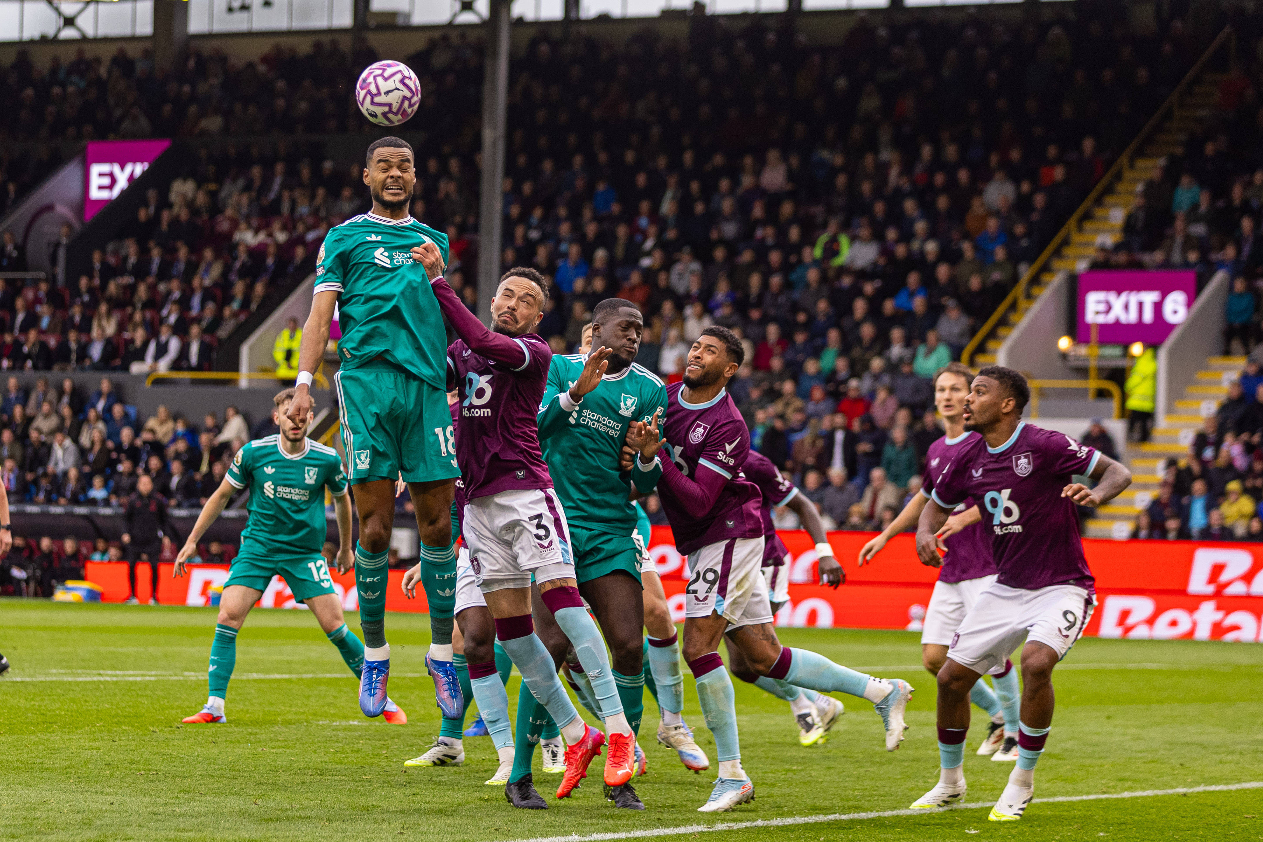 （体育）足球——英超：利物浦胜伯恩利