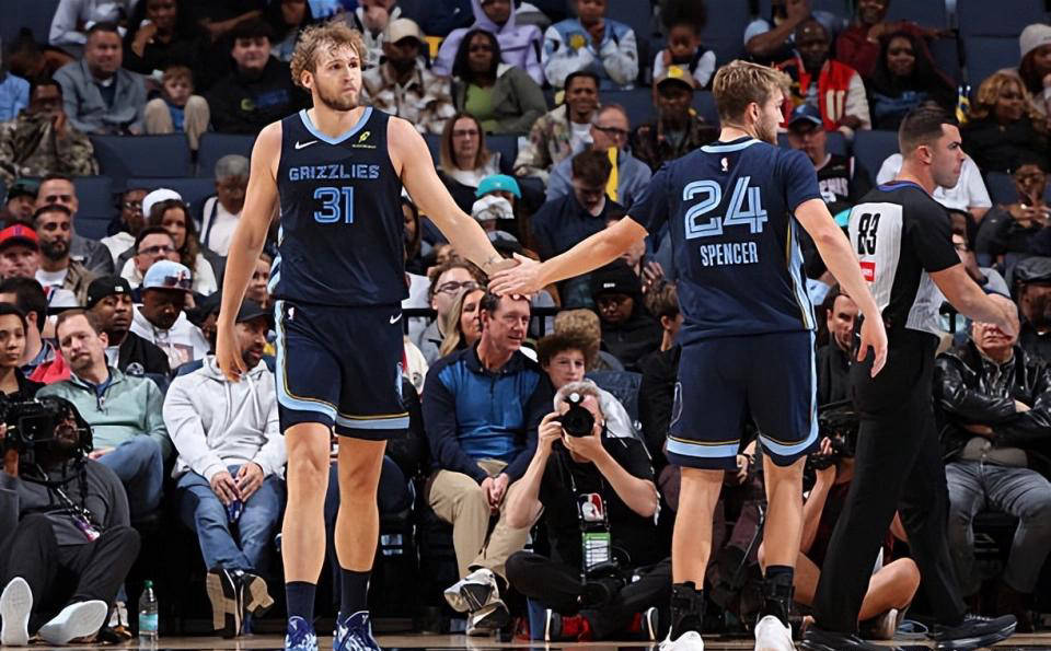 底特律活塞胜孟菲斯灰熊，卡姆-斯潘塞表现抢眼